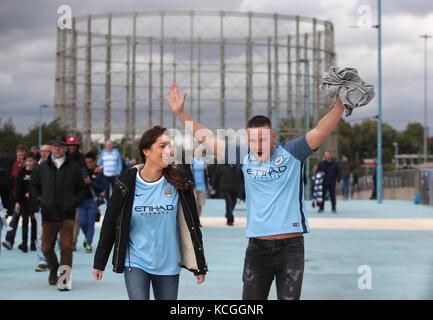 Manchester City-Fans vor dem Spiel vor dem Etihad Stadium Stockfoto