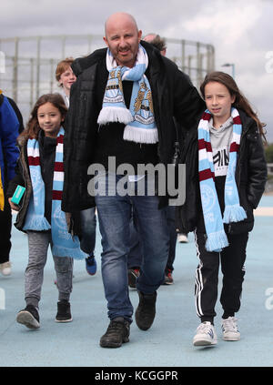 Manchester City-Fans vor dem Spiel vor dem Etihad Stadium Stockfoto
