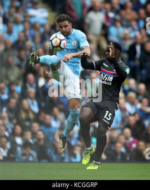 Kyle Walker von Manchester City (links) und Jeffrey Schlupp von Crystal Palace Kampf um den Ball Stockfoto