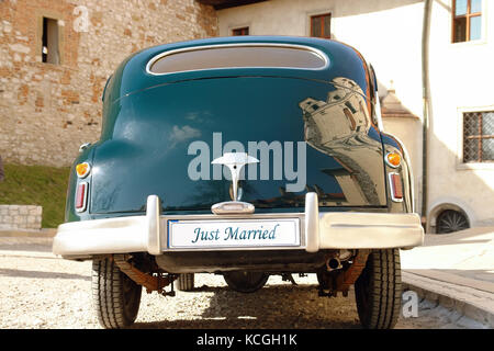 Rückseite des Dunkelgrün retro Hochzeit Auto mit Just married Nummernschild Stockfoto