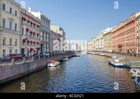 Sankt Petersburg, Russland - 25. September 2017: moyka River von der Grüne Brücke mit ihren roten Granit Damm, Boote und die pevchesky Brücke Stockfoto