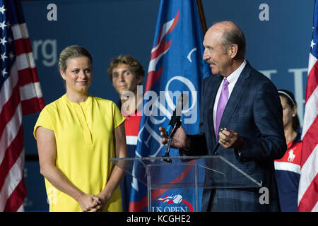 Kim Clijsters, die Tennis Hall of Fame Ring von Stan Smith bei 2017 US Open Tennis Championships. Stockfoto