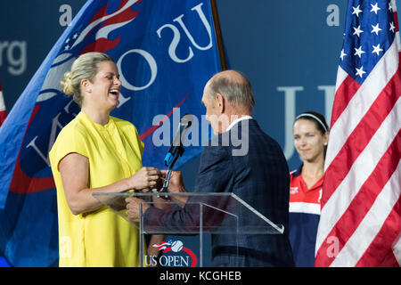 Kim Clijsters, die Tennis Hall of Fame Ring von Stan Smith bei 2017 US Open Tennis Championships. Stockfoto