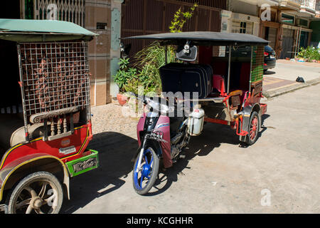 Tuk-tuk, Auto-Rikscha, in einem Wohngebiet geparkt, Warten auf Passagiere in einer Straße in Phnom Penh, Kambodscha. Typische transport in Südostasien Stockfoto
