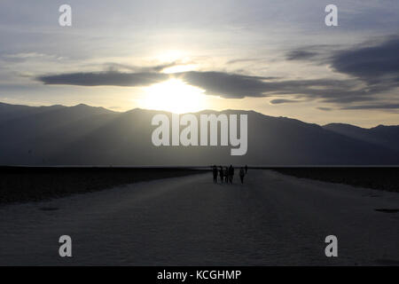 Badwater Salt Flats bei Tod Tal in der Nähe von Sunset Stockfoto