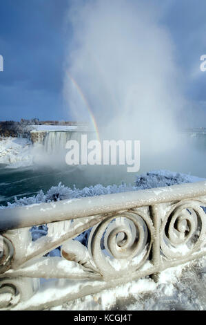 Winter Regenbogen über Niagara Falls Stockfoto