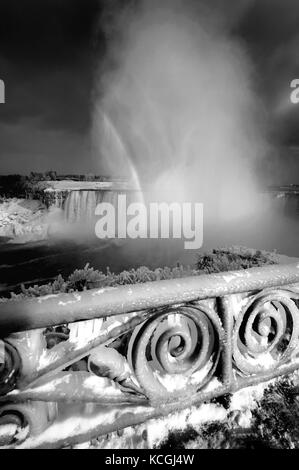 Winter Regenbogen über Niagara Falls Stockfoto