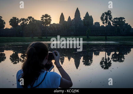 Touristen beobachten Sonnenaufgang in Angkor Wat, Siem Reap, Kambodscha Stockfoto