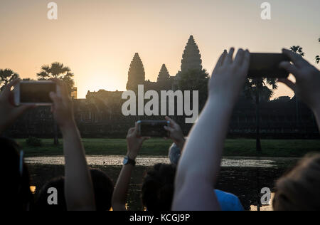 Touristen beobachten Sonnenaufgang in Angkor Wat, Siem Reap, Kambodscha Stockfoto