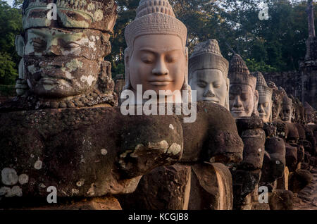 Detail, Statuen von Asuras auf Brücke des Südtores, in Angkor Thom, Siem Reap, Kambodscha Stockfoto