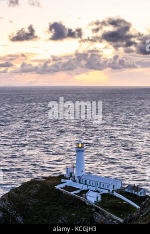 Südlich Leuchtturm Stack bei Sonnenuntergang, Holy Island, Anglesey, North Wales, UK Stockfoto