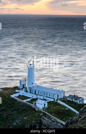 Südlich Leuchtturm Stack bei Sonnenuntergang, Holy Island, Anglesey, North Wales, UK Stockfoto