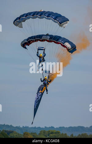 Die Tiger Fallschirm display Team beweisen in der 2017 dunsfold Air Show. Stockfoto