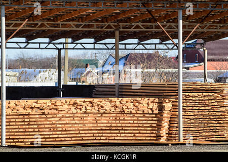 Lager der Baumaterialien, Holz Bretter unter einem Baldachin gestapelt. Stockfoto