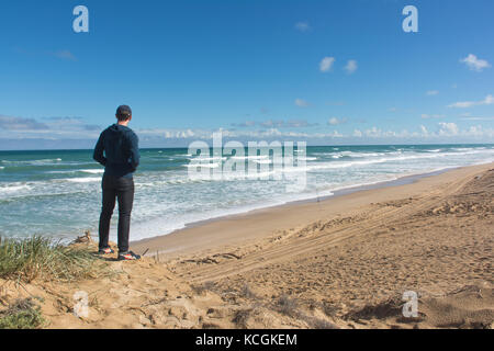 Sonnigen Tag an der Küste von South Australia. weiße Sandstrände mit Dünen und das blaue Meer. Stockfoto