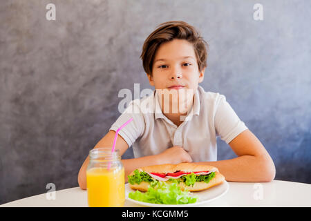 Portrait von cute Teen boy in gesundes Frühstück zu Hause Stockfoto