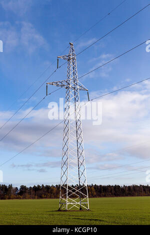 Fotografiert in der Nähe einer Wolke auf einer blauen Himmel. kleine Tiefenschärfe. Im Vordergrund der Power line Stockfoto