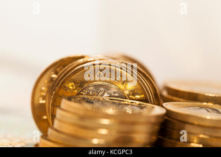 Auf der polnischen Banknote liegen 200 Zloty gelbe Farbe. Münzen liegen nebeneinander, konzentrieren sich auf die Inschrift polska. Nahaufnahme mit Stockfoto