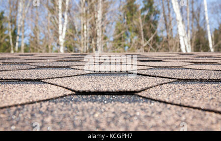 Moderne Dacheindeckung, anstelle von Dachpfannen und Schiefer verwendet - flexible Fliese. Foto close-up, ein wenig Tiefenschärfe. Fokus in der Mitte Foto Stockfoto