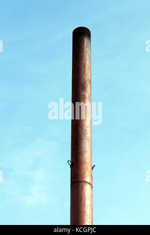 Black Metal Schornstein auf einem kleinen Kessel. blauen Himmel im Hintergrund. der Spitze der Leitung lackiert war schwarz vom Rauch und Ruß Stockfoto