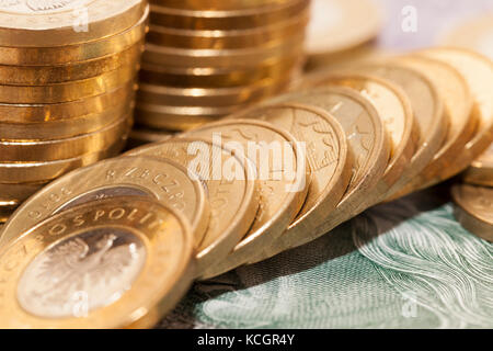 Auf der polnischen Banknote liegen 200 Zloty gelbe Farbe. Die Münzen liegen übereinander in einem Stapel, der auf der Oberfläche verstreut ist. Foto Stockfoto