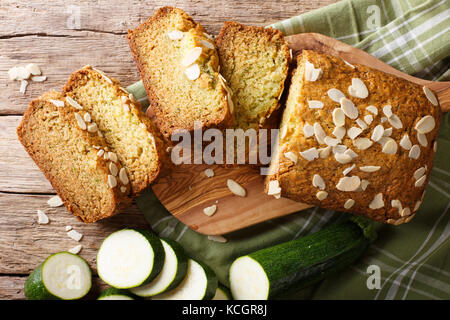 Glutenfreie zucchini Brot Kuchen closeup auf Holz- Hintergrund. Horizontal oben Ansicht von oben Stockfoto