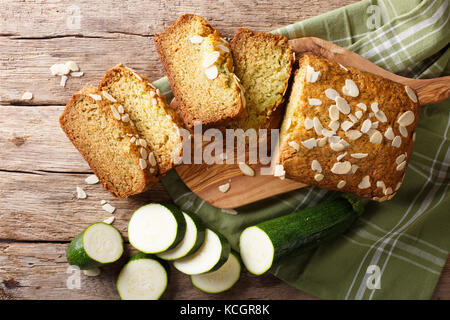 In Scheiben geschnittene Zucchini Brot mit Mandeln close-up auf dem Tisch. horizontal oben Ansicht von oben Stockfoto
