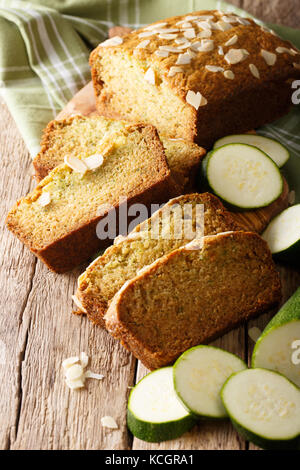 In Scheiben geschnittene Zucchini Brot mit Mandeln close-up auf dem Tisch. Vertikale Stockfoto