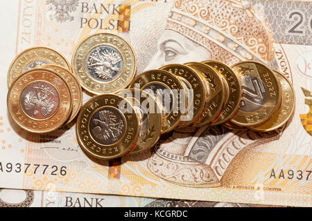 Mehrere polnische Münzen auf Papier Währung Anzeichen von Polen liegen. In der Nähe fotografiert. Stockfoto