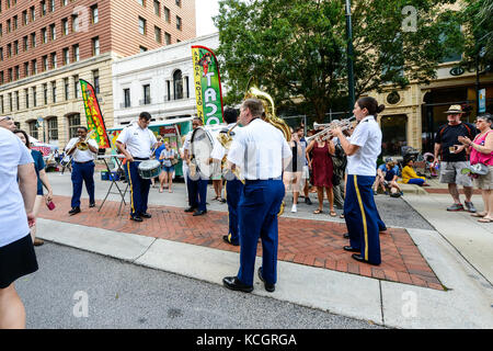 US-Soldaten, die der 246th Army Band, South Carolina National Guard, zugewiesen sind, spielen musikalische Nummern auf dem Soda City Market an der Main St. in Columbia, South Carolina, 24. Juni 2017. Die Mission der 246th Army Band ist es, die Geschichte der Nationalgarde durch Musik zu teilen, als Teil ihrer jährlichen Sommerkonzerttournee, die sie durch mehrere Gemeinden im Bundesstaat South Carolina führt. (USA Air National Guard Foto von Tech. Sgt. Jorge Intriago) Stockfoto