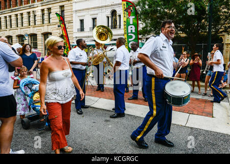 US-Soldaten, die der 246th Army Band, South Carolina National Guard, zugewiesen sind, spielen musikalische Nummern auf dem Soda City Market an der Main St. in Columbia, South Carolina, 24. Juni 2017. Die Mission der 246th Army Band ist es, die Geschichte der Nationalgarde durch Musik zu teilen, als Teil ihrer jährlichen Sommerkonzerttournee, die sie durch mehrere Gemeinden im Bundesstaat South Carolina führt. (USA Air National Guard Foto von Tech. Sgt. Jorge Intriago) Stockfoto