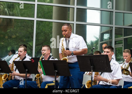 US-Soldaten, die der 246th Army Band, South Carolina National Guard, zugewiesen sind, spielen musikalische Nummern auf dem Soda City Market an der Main St. in Columbia, South Carolina, 24. Juni 2017. Die Mission der 246th Army Band ist es, die Geschichte der Nationalgarde durch Musik zu teilen, als Teil ihrer jährlichen Sommerkonzerttournee, die sie durch mehrere Gemeinden im Bundesstaat South Carolina führt. (USA Air National Guard Foto von Tech. Sgt. Jorge Intriago) Stockfoto