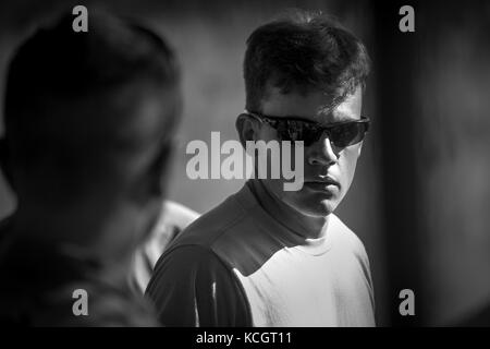 Südcarolina Army National Guard Soldaten mit d Unternehmen,1-151 st Angriff reconnaissance Battalion, 59th Aviation Truppe den Befehl, die wiederbewaffnung Eine AH-64 Apache während der jährlichen Schulung und schießwesen in Fort Stewart, Georgia, 12. Juli 2017. schießwesen und Unterstützung für die Ah-64s für die Bewaffnung und tanken Punkt (kassenaerzte), in der Nähe des Bereichs durchgeführt wird. (U.s. Army National Guard Foto: Staff Sgt. Roberto Di Giovine) Stockfoto