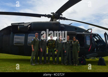 Personal der US-Luftwaffe besuchte am 12. Juli 2017 die kolumbianische Militärbasis Fuerza Aérea Colombiana in Rionegro, Kolumbien. Die United States Air Force nahm an der viertägigen Flugshow mit zwei South Carolina Air National Guard F-16 als statische Anzeigen, plus statische Anzeigen eines KC-135, KC-10, zusammen mit einer F-16 Luftwaffe Demonstration durch das Air Combat Command Viper East Demo Team. Die militärische Teilnahme der Vereinigten Staaten an der Flugschau bietet die Möglichkeit, unsere militärischen Beziehungen zu regionalen Partnern zu stärken und bietet die Möglichkeit, mit unserem kolumbianischen ai zu treffen Stockfoto