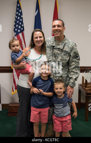 Us Army 1st Lt. Joseph Douglas, ein kaplan mit der 178Th engineer Battalion, South Carolina Army National Guard in Rock Hill, South Carolina, wird in den Rang eines Captain befördert. Bei der Gemeinsamen Kräfte in Columbia, South Carolina, 13. Juli 2017. (U.s. Army National Guard Foto von spc. Chelsea Baker) Stockfoto