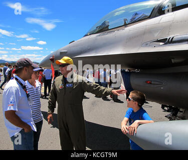 Us Air Force Lt.Col. Andrew Thorne, ein f-16 Pilot mit 169th Fighter Wing der South Carolina Air National Guard zu Besucher spricht während der Feria die kolumbianische Luftwaffe aeronautica internaccional - Kolumbien in rionegro, Kolumbien, 13. Juli 2017. die United States Air Force ist die Teilnahme an der 4-tägigen Air Show mit zwei südcarolina Air National Guard f-16 als statische Displays, plus statischem zeigt von einer KC-135, KC-10, zusammen mit einer Antenne Demonstration, die von der Air Command combat Viper Osten demo Team und eine b-52 Flyover. Die Vereinigten Staaten militärische Beteiligung in der Luft Show bietet Stockfoto