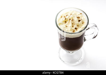 Irish Coffee Glas isoliert auf weißem Hintergrund Stockfoto
