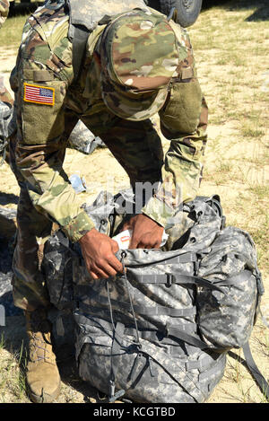 Us-Armee Soldaten mit den Spähtrupp, Sitz und die Konzernzentrale, 4-118 th Infanterie Bataillon, South Carolina Army National Guard für die Fahrt am mccrady Training Center in Eastover, South Carolina, 14. Juli 2017 Sporn vorzubereiten. Dieses Ereignis testet die Fähigkeiten des Kandidaten in Waffe anspornen, Betrieb, Wartung, Anruf für Feuer, reagieren auf Kontakt und medizinischen Aufgaben. Wenn Sie vergeben werden ihre Sporen, Stetson Hüte und Übergang von einem Kandidaten für eine Kavallerie Scout. (U.s. Army National Guard Foto von spc. Chelsea Baker) Stockfoto