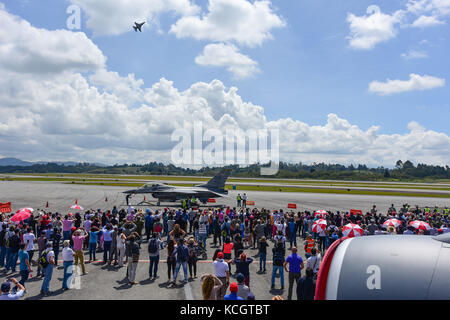 Ein F-16 Kampfjet der US-Luftwaffe, der dem Viper East Demonstrationsteam der Shaw Air Force Base zugewiesen wurde, tritt während der Feria Aeronautica Internacional – Colombia 2017 auf dem Internationalen Flughafen José María Córdova in Rionegro, Kolumbien, am 14. Juli 2017 auf. Die United States Air Force nimmt an der viertägigen Flugshow mit zwei South Carolina Air National Guard F-16 als statische Anzeigen Teil, plus statische Anzeigen eines KC-135, KC-10, zusammen mit einer F-16 Luftbilddemonstration durch das Viper East Demo Team des Air Combat Command. Die militärische Teilnahme der Vereinigten Staaten an der Flugschau bietet eine Stockfoto