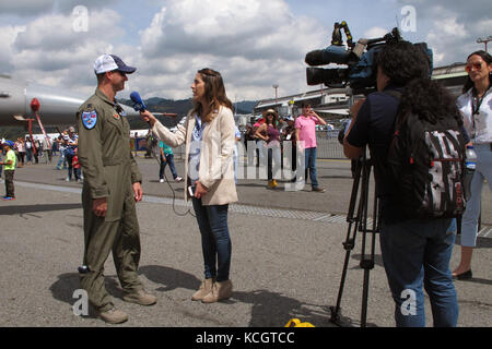 Us Air Force Oberstleutnant Jeff Beckham, ein F-16 Pilot mit der 169Th South Carolina der Air National Guard Fighter Wing, spricht mit Juanita Gomes, einem Reporter von Noticias Caracol Fernsehen aus Bogotá, Kolumbien bei der Kolumbianischen Luftwaffe Feria Aeronautica Internaccional - Kolumbien in Rionegro, 14. Juli 2017. Die United States Air Force ist die Teilnahme an der 4-tägigen Air Show mit zwei Südcarolina Air National Guard F-16 als statische Displays, plus statischem zeigt von einer KC-135, KC-10, zusammen mit einer Antenne Demonstration des Air Combat Command Viper Osten Demo Team und eine B-52 Überführung. Th Stockfoto