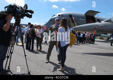 Us Air Force Oberstleutnant Jeff Beckham, ein F-16 Pilot mit der 169Th South Carolina der Air National Guard Fighter Wing, spricht mit Juanita Gomes, einem Reporter von Noticias Caracol Fernsehen aus Bogotá, Kolumbien bei der Kolumbianischen Luftwaffe Feria Aeronautica Internaccional - Kolumbien in Rionegro, 14. Juli 2017. Die United States Air Force ist die Teilnahme an der 4-tägigen Air Show mit zwei Südcarolina Air National Guard F-16 als statische Displays, plus statischem zeigt von einer KC-135, KC-10, zusammen mit einer Antenne Demonstration des Air Combat Command Viper Osten Demo Team und eine B-52 Überführung. Th Stockfoto