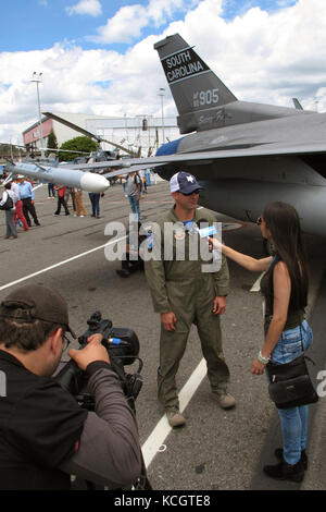 Us Air Force Oberstleutnant Jeff Beckham, ein F-16 Pilot mit der 169Th South Carolina der Air National Guard Fighter Wing, spricht mit einem Reporter von Mundo Mas Fernsehen von Antioquia, Kolumbien bei der Kolumbianischen Luftwaffe Feria Aeronautica Internaccional - Kolumbien in Rionegro, 14. Juli 2017. Die United States Air Force ist die Teilnahme an der 4-tägigen Air Show mit zwei Südcarolina Air National Guard F-16 als statische Displays, plus statischem zeigt von einer KC-135, KC-10, zusammen mit einer Antenne Demonstration des Air Combat Command Viper Osten Demo Team und eine B-52 Überführung. Die Vereinigten Staaten mil Stockfoto