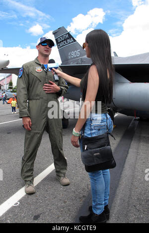 Us Air Force Oberstleutnant Jeff Beckham, ein F-16 Pilot mit der 169Th South Carolina der Air National Guard Fighter Wing, spricht mit einem Reporter von Mundo Mas Fernsehen von Antioquia, Kolumbien bei der Kolumbianischen Luftwaffe Feria Aeronautica Internaccional - Kolumbien in Rionegro, 14. Juli 2017. Die United States Air Force ist die Teilnahme an der 4-tägigen Air Show mit zwei Südcarolina Air National Guard F-16 als statische Displays, plus statischem zeigt von einer KC-135, KC-10, zusammen mit einer Antenne Demonstration des Air Combat Command Viper Osten Demo Team und eine B-52 Überführung. Die Vereinigten Staaten mil Stockfoto