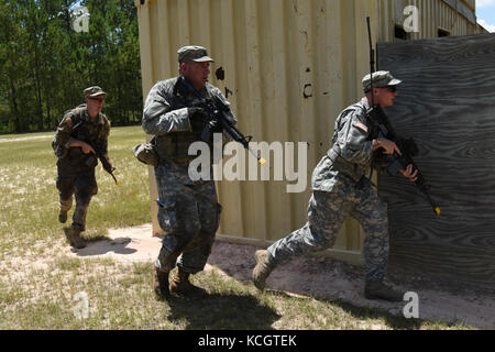 Us-Armee Soldaten mit den Spähtrupp, Sitz und die Konzernzentrale, 4-118 th Infanterie Bataillon, South Carolina Army National Guard für die Fahrt am mccrady Training Center in Eastover, South Carolina, 14. Juli 2017 Sporn vorzubereiten. Dieses Ereignis testet die Fähigkeiten des Kandidaten in Waffe anspornen, Betrieb, Wartung, Anruf für Feuer, reagieren auf Kontakt und medizinischen Aufgaben. Wenn Sie vergeben werden ihre Sporen, Stetson Hüte und Übergang von einem Kandidaten für eine Kavallerie Scout. (U.s. Army National Guard Foto von spc. Chelsea Baker) Stockfoto