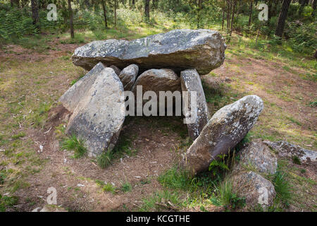 In der Nähe von malpica de Bergantiños, Provinz La Coruna, Galicien, Spanien. Pedra de arca Dolmen. Dieser megalithischen Grabkammer ist zwischen von 3500 datiert und Stockfoto