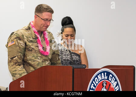 Us-Armee Capt. John Denny, Kaplan der Südcarolina Nationalgarde zugewiesen, gibt der Aufruf während der asiatischen American Pacific Islander Erbe Monat Zeremonie an der Joint Force Headquarters in Columbia, South Carolina, 24. Mai 2017. Diese Feier ist ein Ereignis, dass Menschen aus allen Kulturen und Hintergründen zusammen, um ihr Erbe und Brauchtum zu teilen. (U.s. Army National Guard Foto von spc. Chelsea Baker) Stockfoto