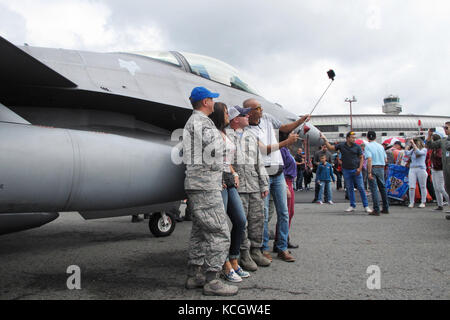 Us Air Force Master Sgt. Jeff Hopper und John Bonovich, sowohl auf der 169th South Carolina der Air National Guard Aircraft Maintenance Squadron zugewiesen, ein selfie mit den Besuchern der Kolumbianischen Luftwaffe Feria Aeronautica Internaccional - Kolumbien in Rionegro, 15. Juli 2017. Das South Carolina Air National Guard unterstützt seine Partner durch die Bereitstellung von zwei F-16 der Air Show in Rionegro, Antioquia, Kolumbien ab Juli 13-16, 2017. Die Vereinigten Staaten in eine militärische Beteiligung der Air Show bietet eine Gelegenheit zur Verstärkung unseres militärischen Beziehungen mit regionalen Par Stockfoto