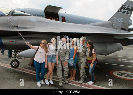 Senior Master Sgt. Charles Bowen (links) und Staff Sgt. Matthew Parent, beide dem 169. Flugzeugwartungsgeschwader der South Carolina Air National Guard zugeteilt, macht ein Selfie mit Besuchern der kolumbianischen Luftwaffe Feria Aeronautica Internacional – Colombia in Rionegro, 15. Juli 2017. Die South Carolina Air National Guard unterstützt ihren State Partner mit zwei F-16-Flügen für die Flugshow in Rionegro, Antioquia, Kolumbien vom 13. Bis 16. Juli 2017. Die militärische Teilnahme der Vereinigten Staaten an der Flugschau bietet eine Gelegenheit, unsere militärische/militärische Macht zu stärken Stockfoto