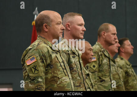 Us-Armee maj.gen.Robert e. livingston, der Adjutant General für South Carolina Teil fand in einer Bereitstellung Zeremonie mit 266Th engineer Loslösung des South Carolina National Guard (Feuerwehr) an der mccrady Training Center, der Eastover, South Carolina, 18. Juli 2017. Sieben Soldaten bereitstellen für ein Jahr in das Land Rumänien zur Unterstützung der Operation atlantic lösen. diese Einheit auch schickte Soldaten mit Pinnacle mountain wildfire im letzten Jahr zu unterstützen. (U.s. Army National Guard Foto: Staff Sgt. Kevin Pickering) Stockfoto