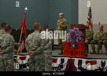 Us-Armee maj.gen.Robert e. livingston, der Adjutant General für South Carolina spricht mit Soldaten, Angehörige und Freunde während einer Bereitstellung Zeremonie mit 266Th engineer Loslösung des South Carolina National Guard (Feuerwehr) an der mccrady Training Center, der Eastover, South Carolina, 18. Juli 2017. Sieben Soldaten bereitstellen für ein Jahr in das Land Rumänien zur Unterstützung der Operation atlantic lösen. diese Einheit auch schickte Soldaten mit Pinnacle mountain wildfire im letzten Jahr zu unterstützen. (U.s. Army National Guard Foto: Staff Sgt. Kevin Pickering) Stockfoto